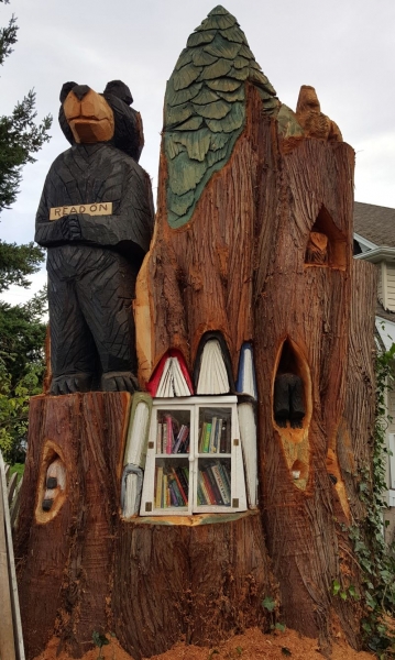 little-free-library-carved-into-cedar-stump_01